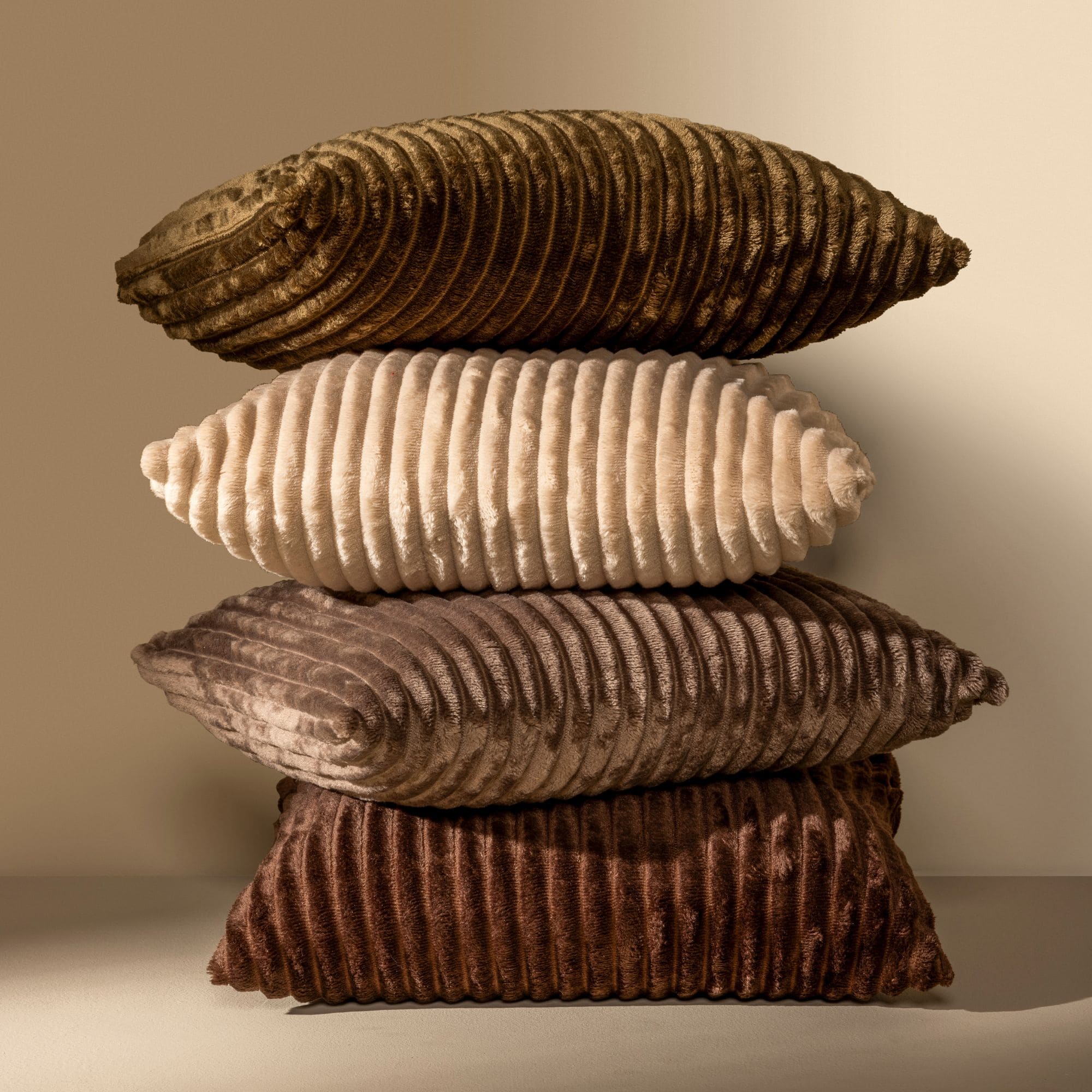 MART - sierkussen 45x45 cm - zacht ribfluweel - corduroy - Chocolate Martini - bruin