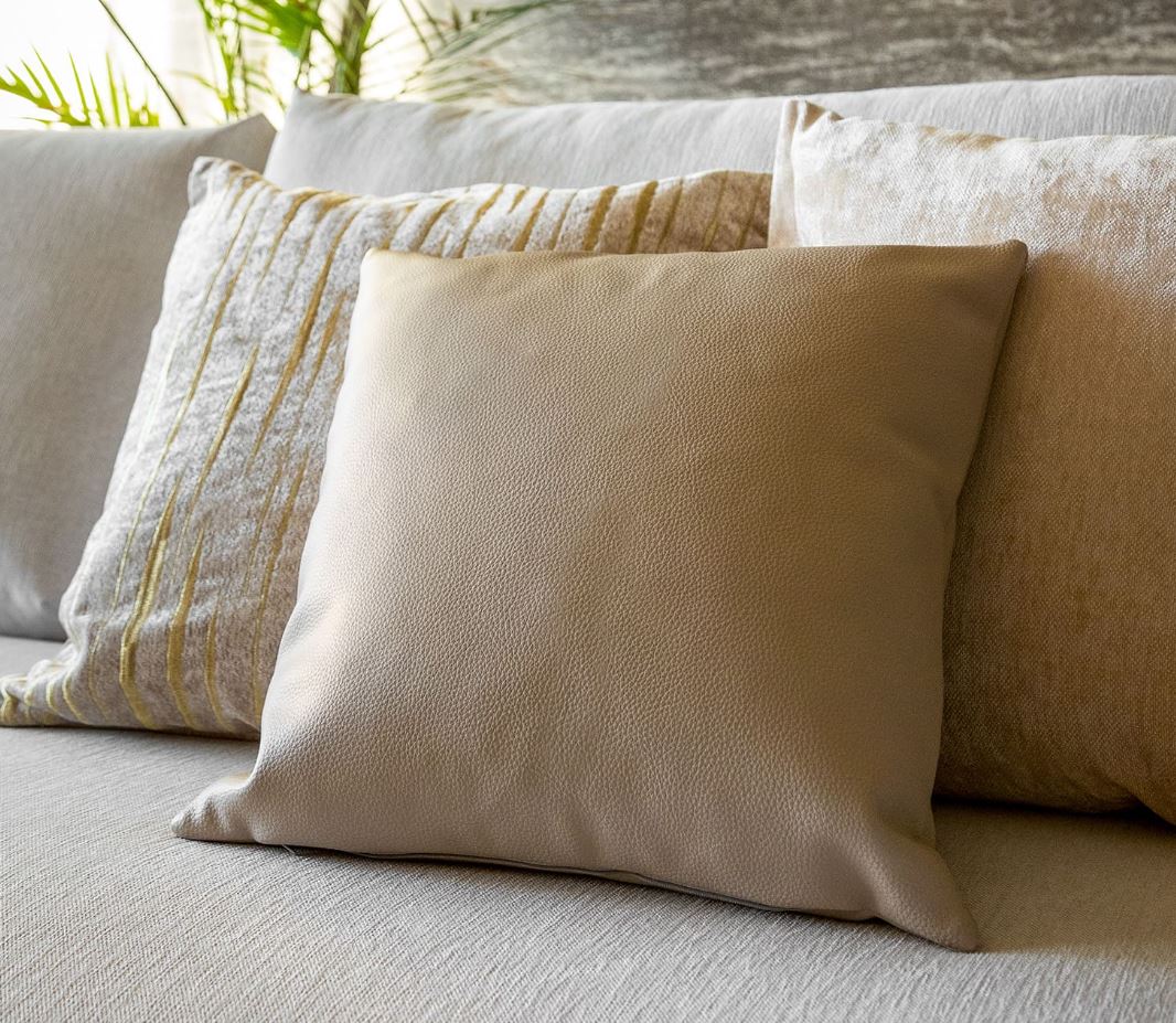 JARED - sierkussen 45x45 cm - stoere leerlook - effen kleur - Irish Cream - beige