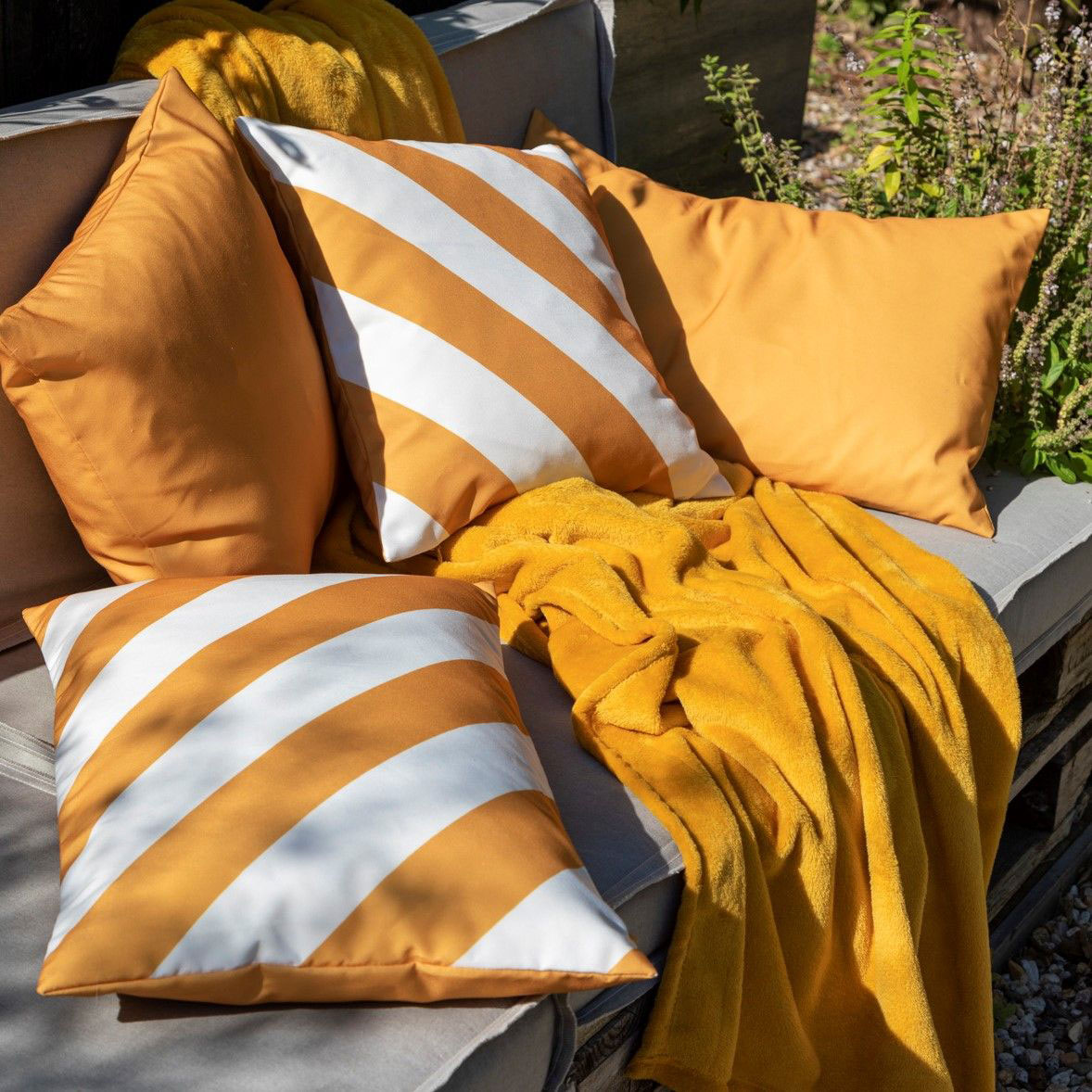 SANZENO - Cushion 45x45 cm Golden Glow - yellow-ochre