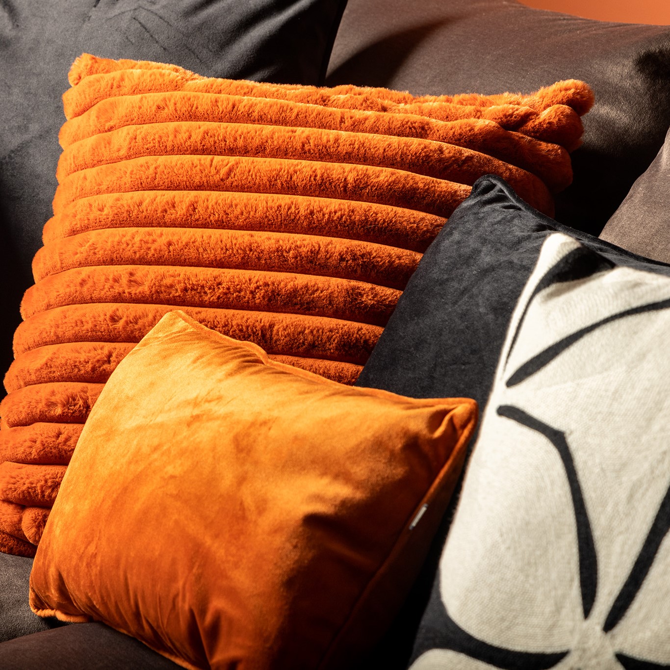 Coussin for Sale avec l'œuvre « Hex - Flamme Orange / Noisette » de  l'artiste PlanetNine