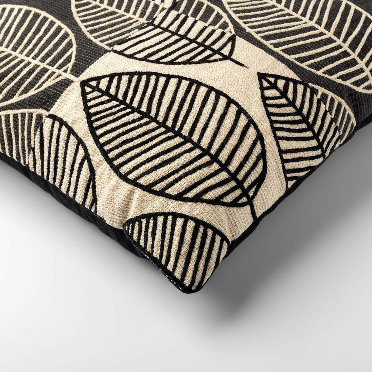 DAKOTA - Cushion 45x45 cm - Raven - Black 