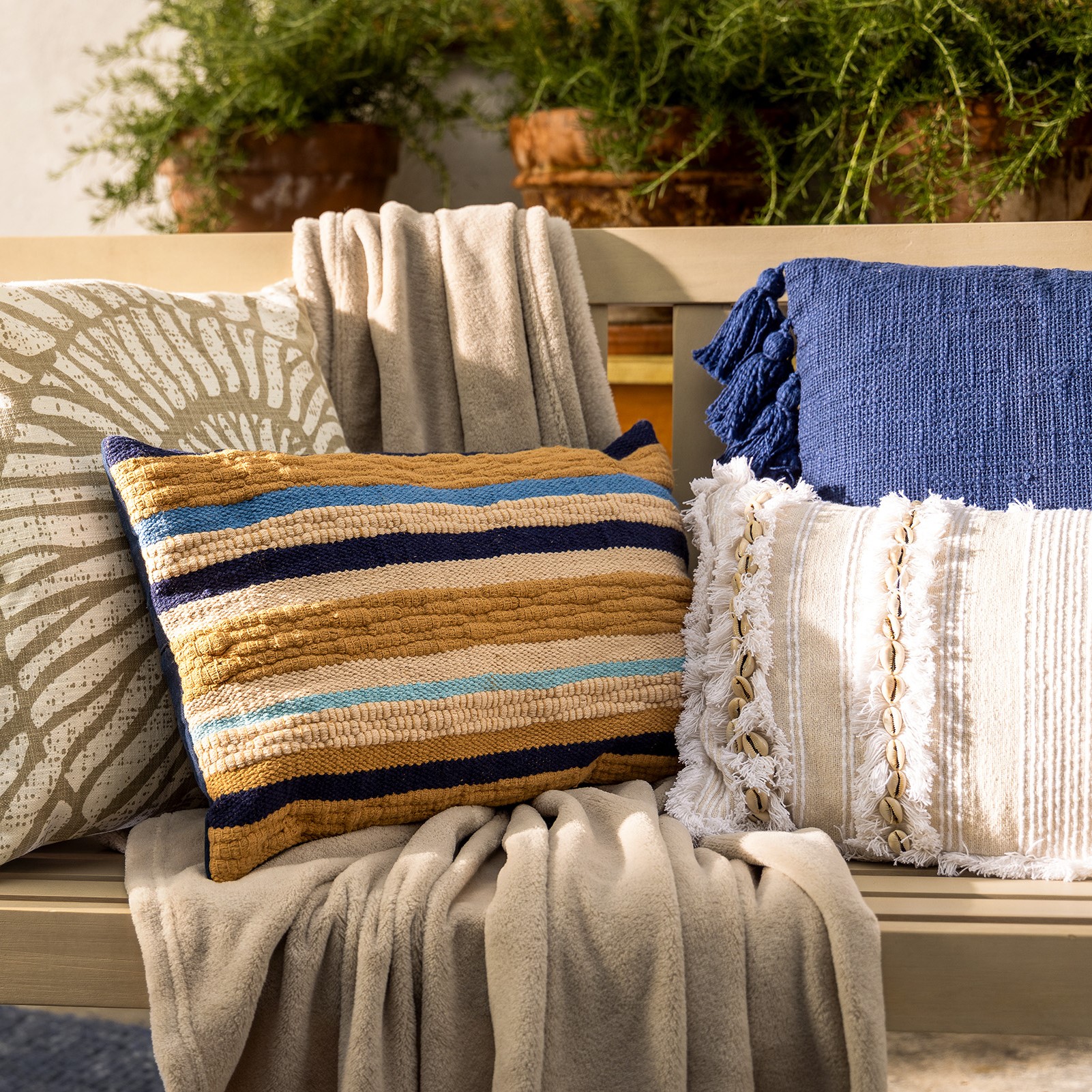 MANTE - Cushion 30x50 cm - Insignia Blue