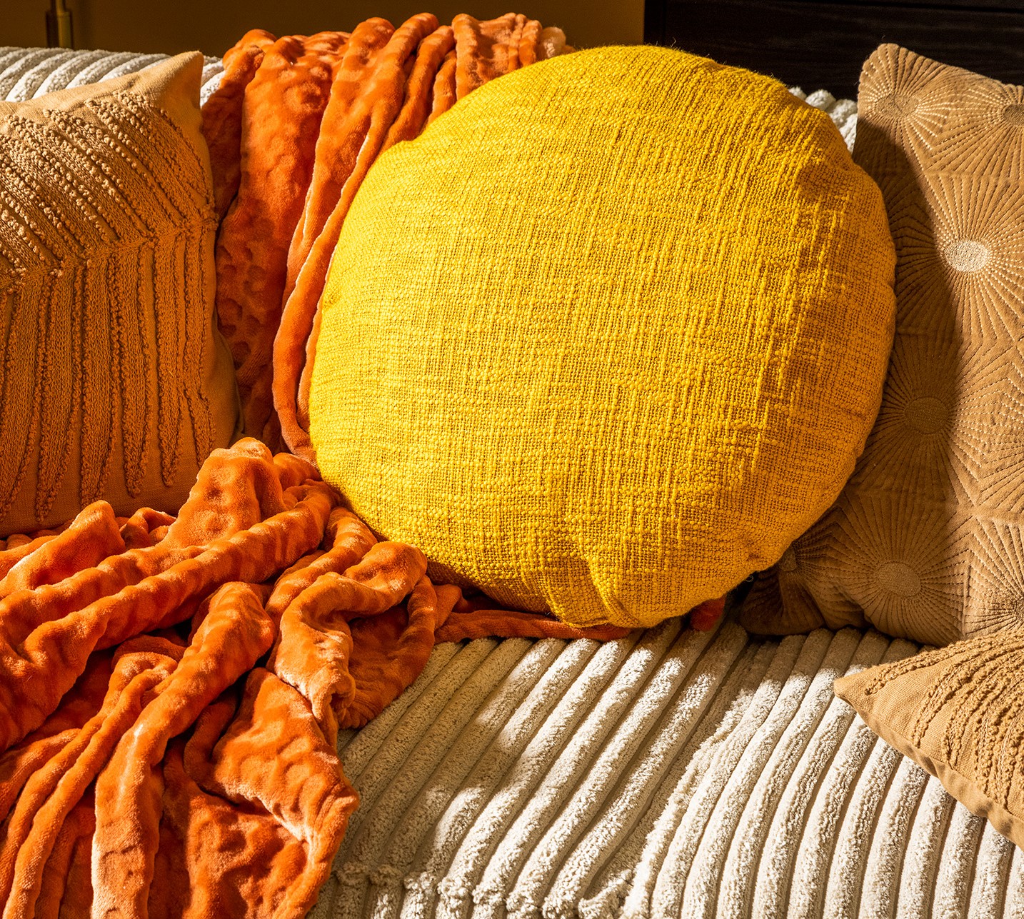 vrouw Pekkadillo rammelaar ABEY - Sierkussen rond van katoen 50 cm Golden Glow - geel | Sierkussen | DDL0220201530 vrouw Pekkadillo rammelaar ABEY - Sierkussen rond van katoen 50 cm Golden Glow - geel | Sierkussen | DDL0220201530