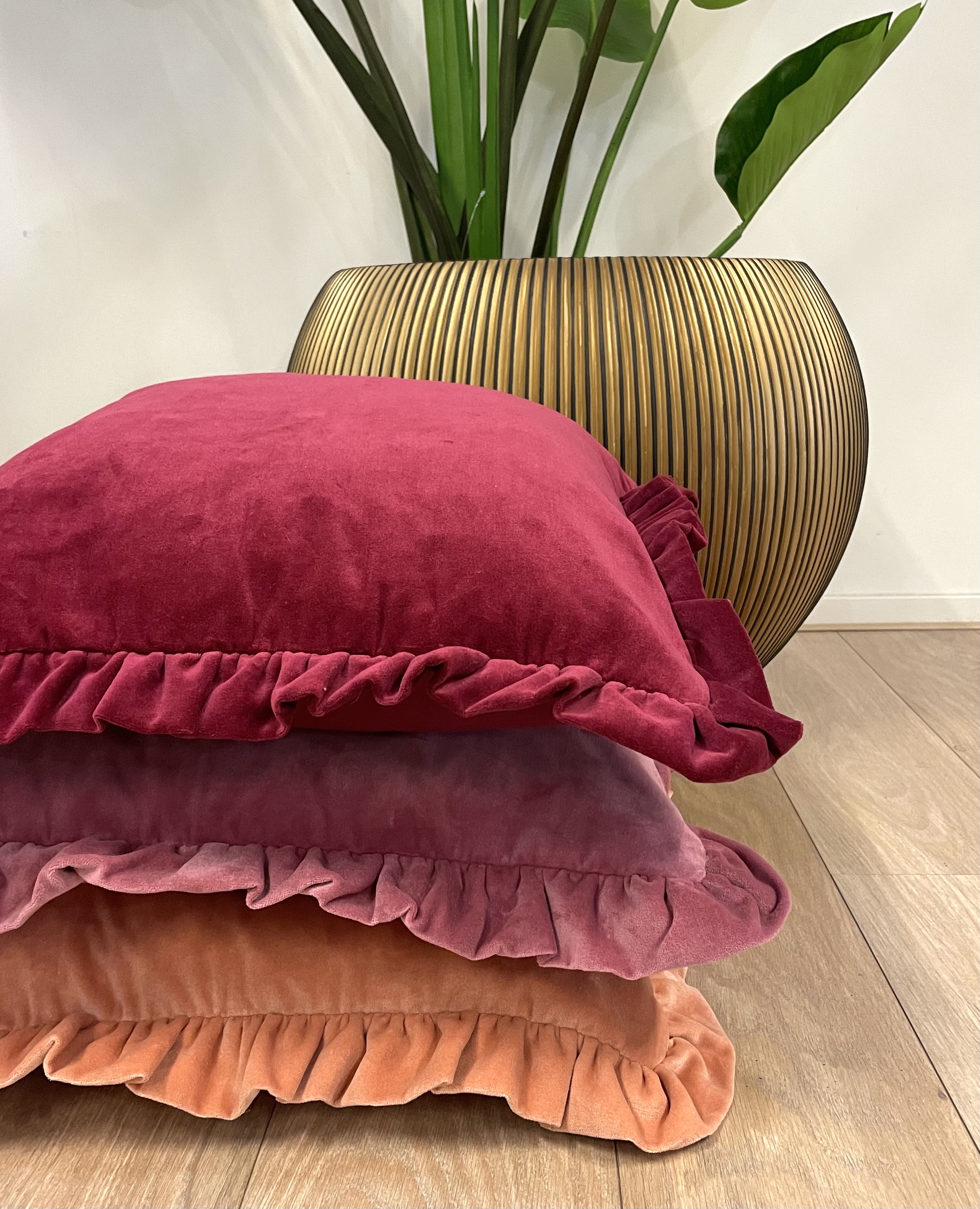 ader Melbourne Wat leuk YARA - Sierkussen katoen 45x45 cm - velvet - red plum - roze - ruches  rondom | SIERKUSSEN | DDL02201000330