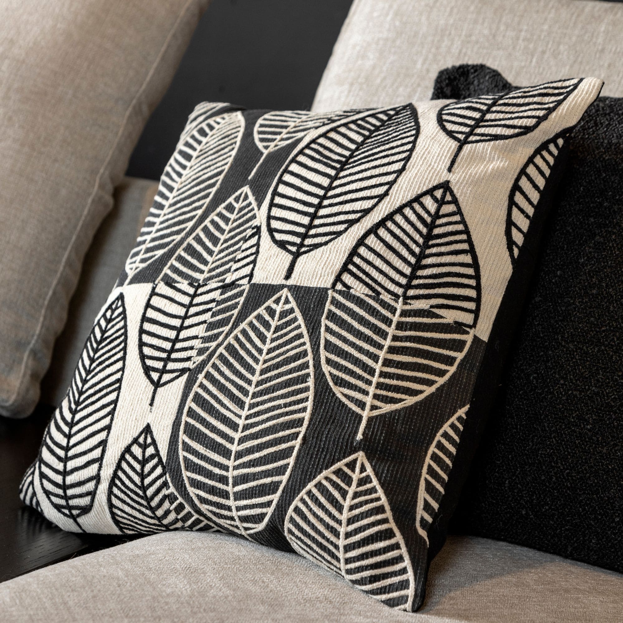 DAKOTA - sierkussen 45x45 cm - bladmotief - gerecycled - Raven - zwart