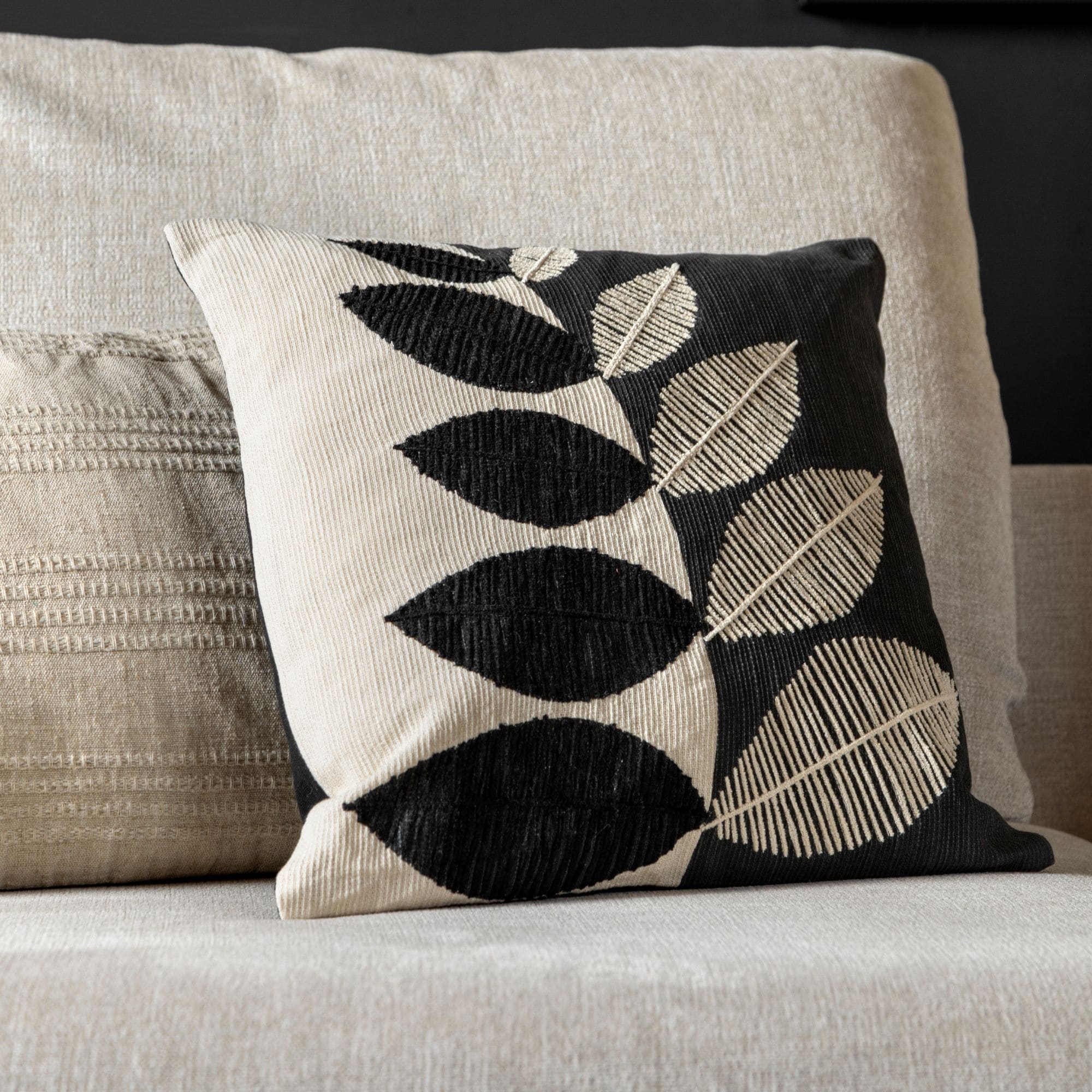 DANEE - sierkussen 45x45 cm - bladmotief - gerecycled - Raven - zwart