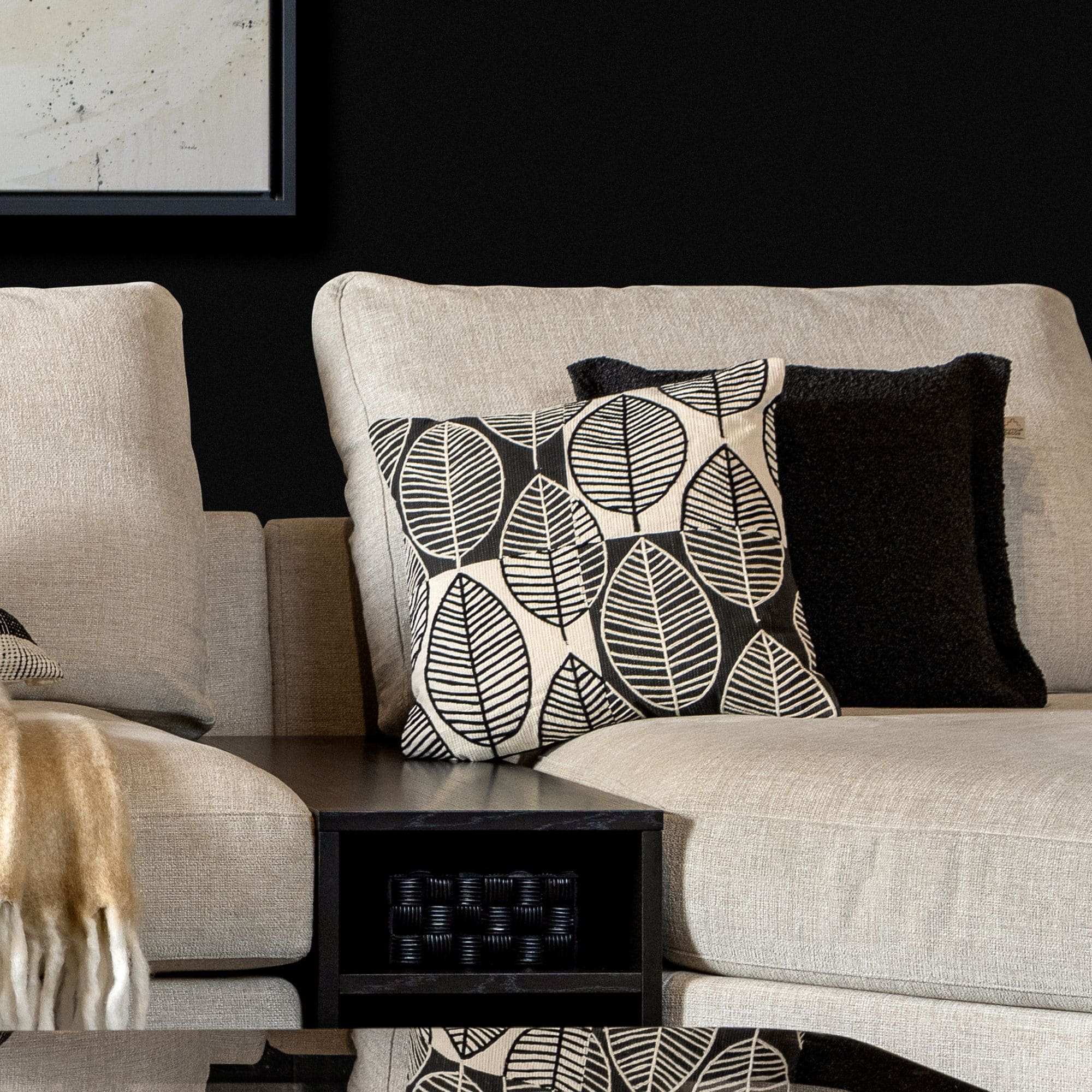 DAKOTA - sierkussen 45x45 cm - bladmotief - gerecycled - Raven - zwart