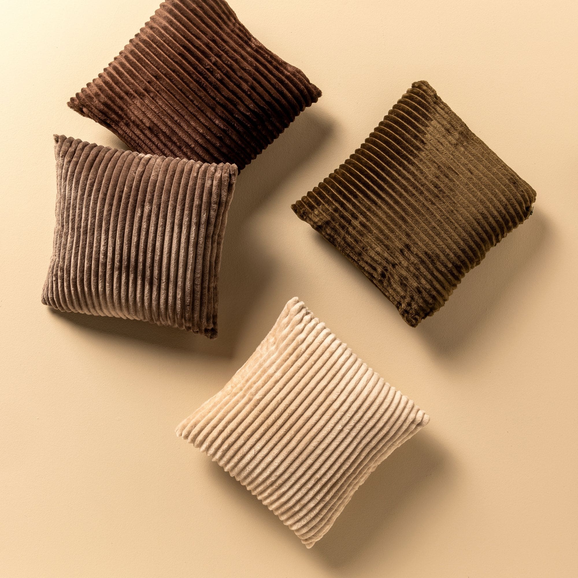 MART - sierkussen 45x45 cm - zacht ribfluweel - corduroy - Chocolate Martini - bruin