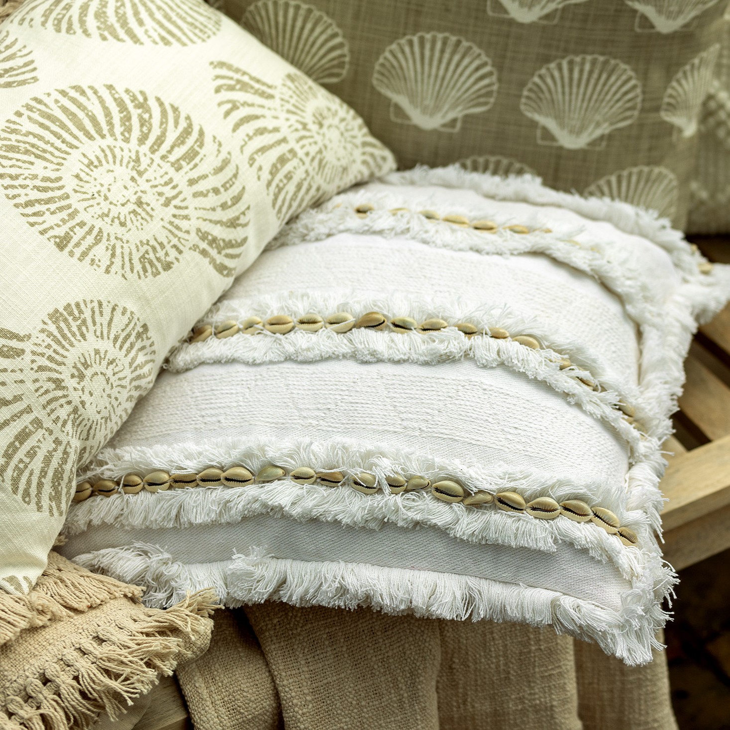 PACIFIC - Sierkussen 30x50 cm - schelpenprint - Snow White - wit en beige